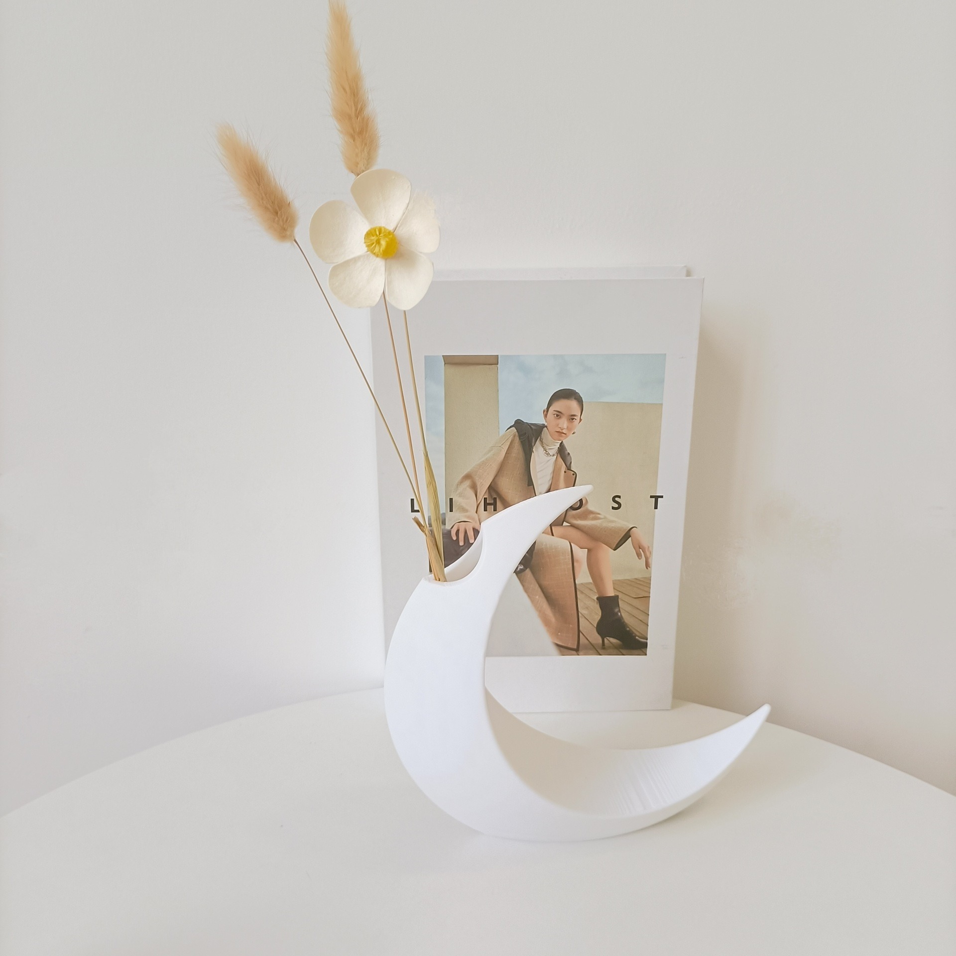 Two fashionable moon-style vas - Home Office With Two Desks のレビューと価格
